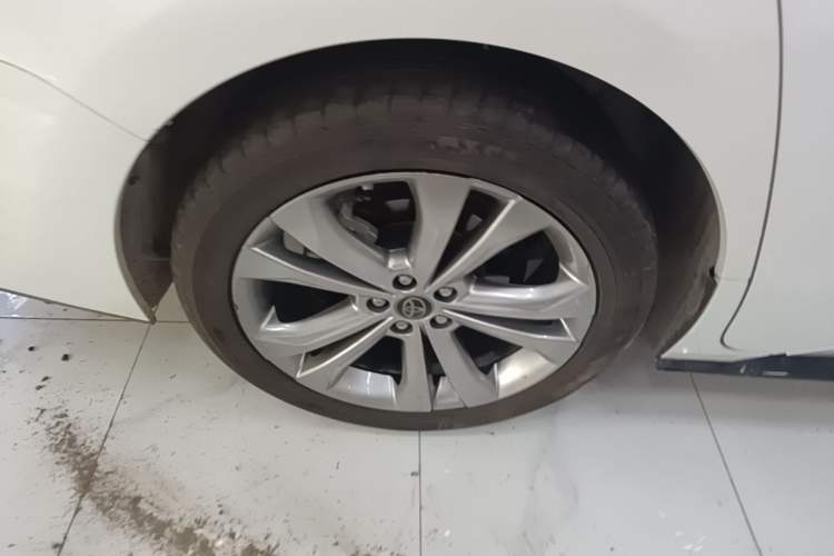 Used Toyota SIENNA 2023 2.5L Hybrid Deluxe Edition Right Rear Wheel Hub