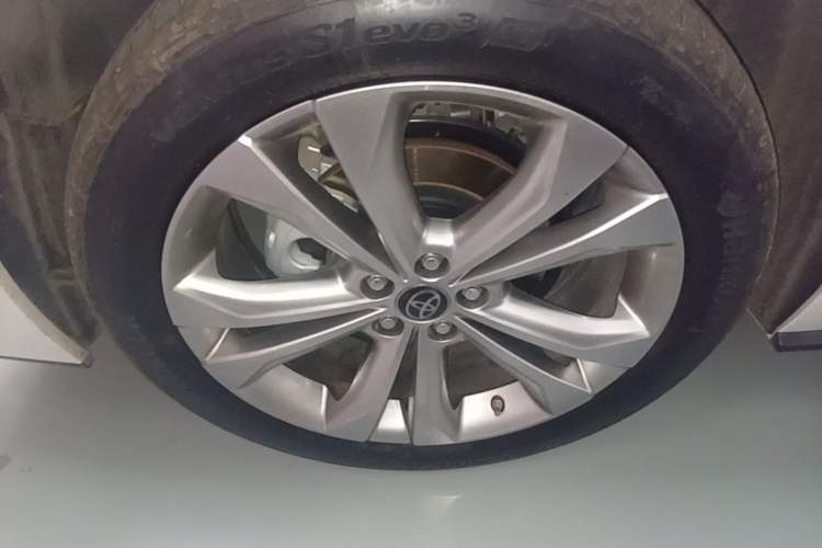 Used Toyota SIENNA 2023 2.5L Hybrid Deluxe Edition Right Rear Wheel Hub