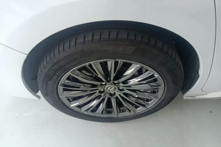 Used Toyota SIENNA 2023 2.5L Hybrid Comfort Edition Right Rear Wheel Hub