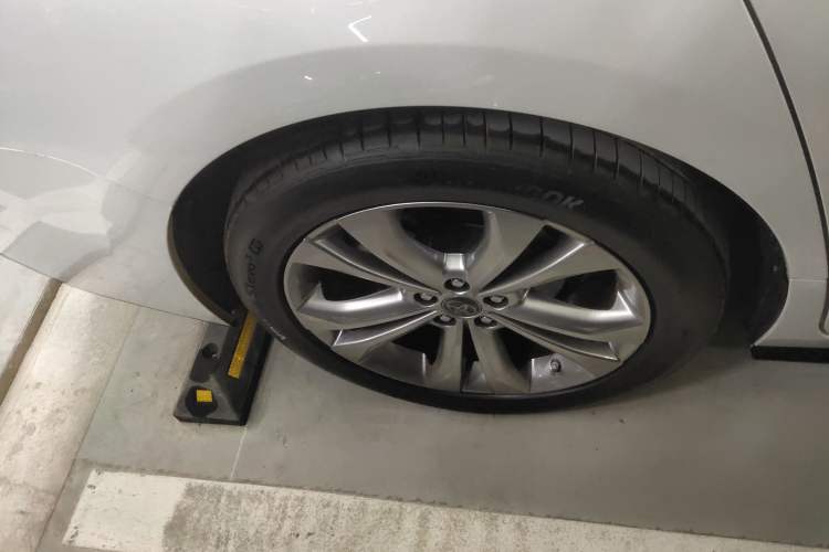 Used Toyota SIENNA 2023 2.5L Hybrid Platinum Edition Right Rear Wheel Hub