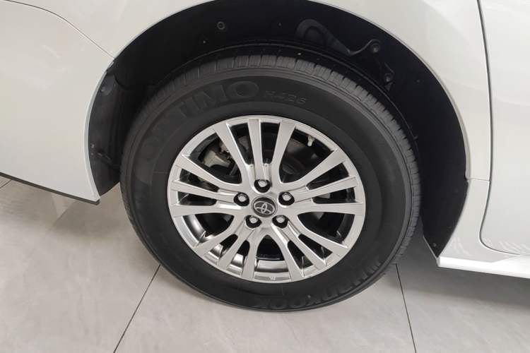 Used Toyota SIENNA 2023 2.5L Hybrid Comfort Edition Right Rear Wheel Hub