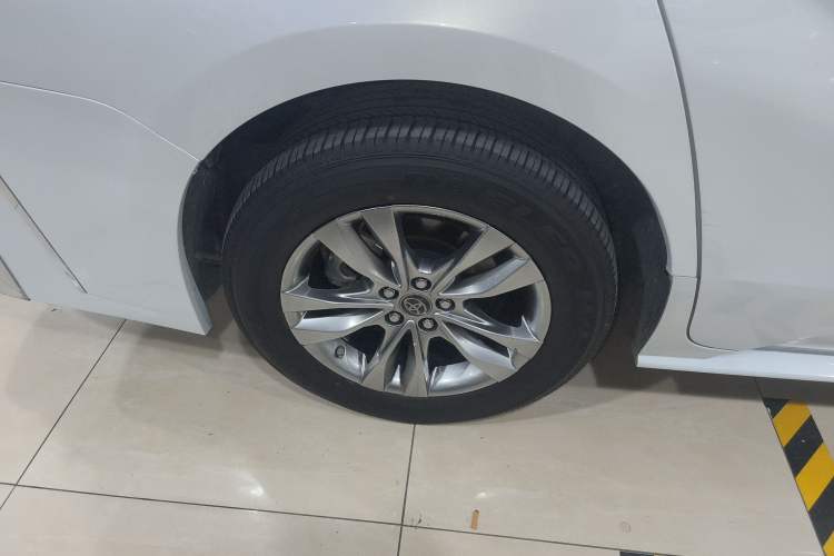 Used Toyota SIENNA 2023 2.5L Hybrid Comfort Edition Right Rear Wheel Hub