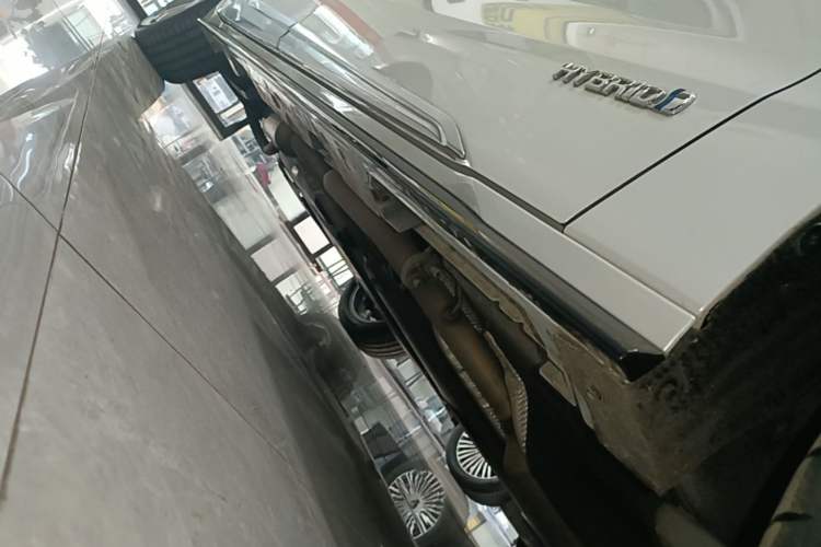 Used Toyota SIENNA 2023 2.5L Hybrid Platinum Edition Right Side Sill