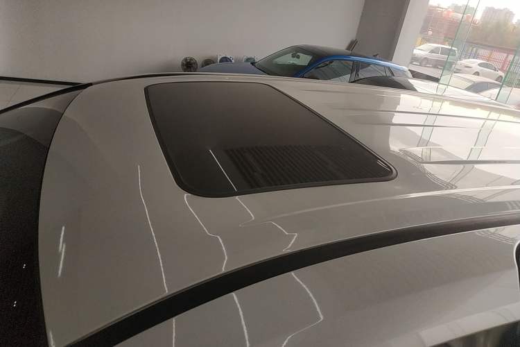 Used Toyota SIENNA 2023 2.5L Hybrid Deluxe Edition Roof