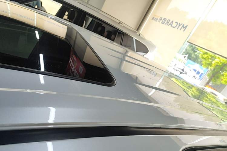 Used Toyota SIENNA 2023 2.5L Hybrid Deluxe Edition Roof
