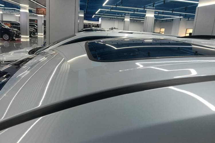 Used Toyota SIENNA 2023 2.5L Hybrid Deluxe Edition Roof