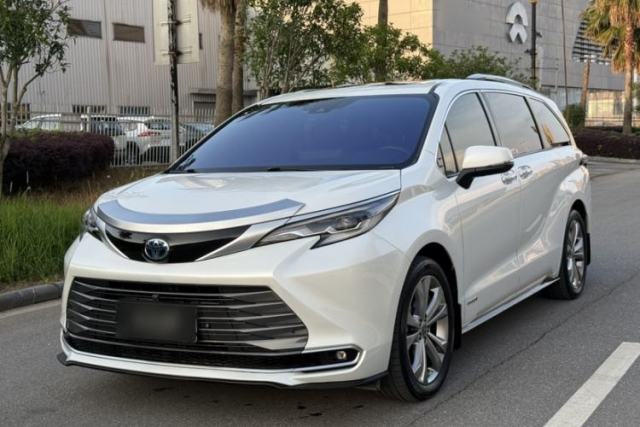 Used Toyota SIENNA 2023 2.5L Hybrid Deluxe Edition