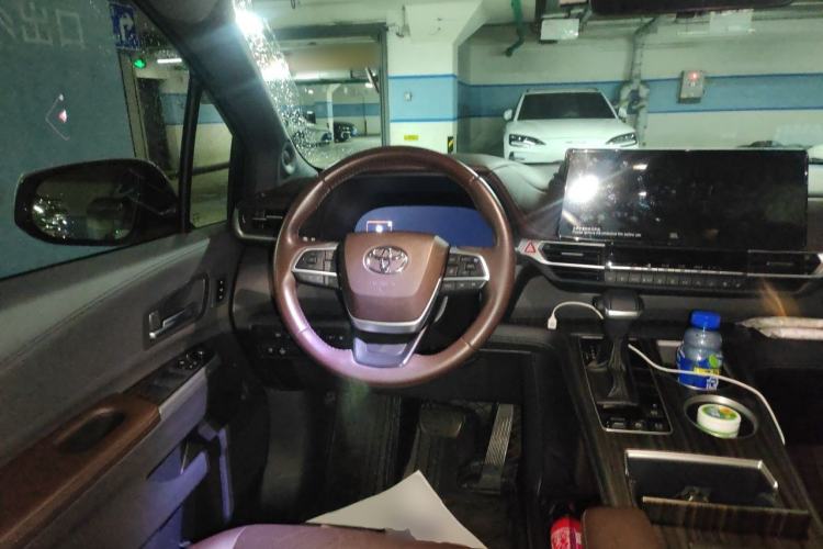 Used Toyota SIENNA 2023 Updated Version 2.5L Hybrid Platinum Edition Steering Wheel