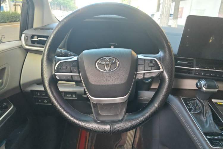 Used Toyota SIENNA 2023 2.5L Hybrid Luxury Edition Steering Wheel