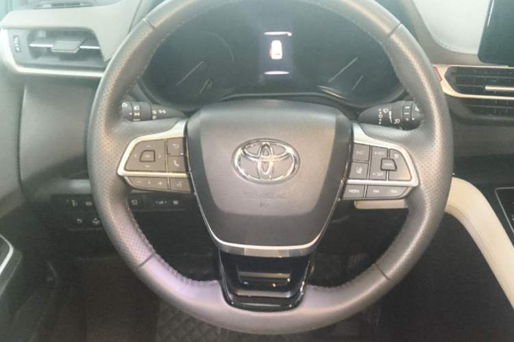 Used Toyota SIENNA 2023 2.5L Hybrid Deluxe Edition Steering Wheel