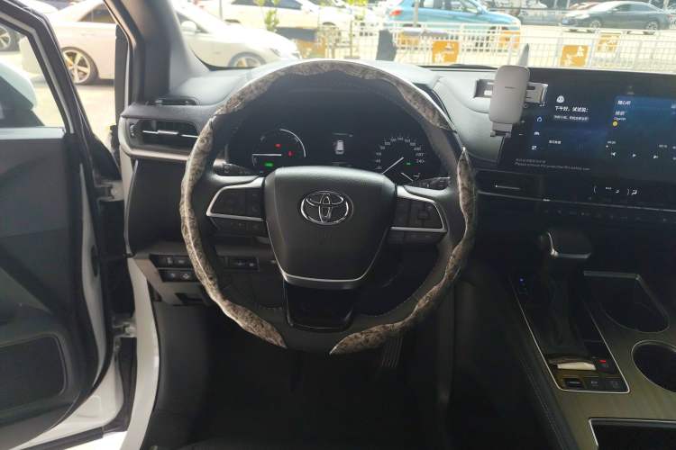 Used Toyota SIENNA 2023 2.5L Hybrid Deluxe Edition Steering Wheel