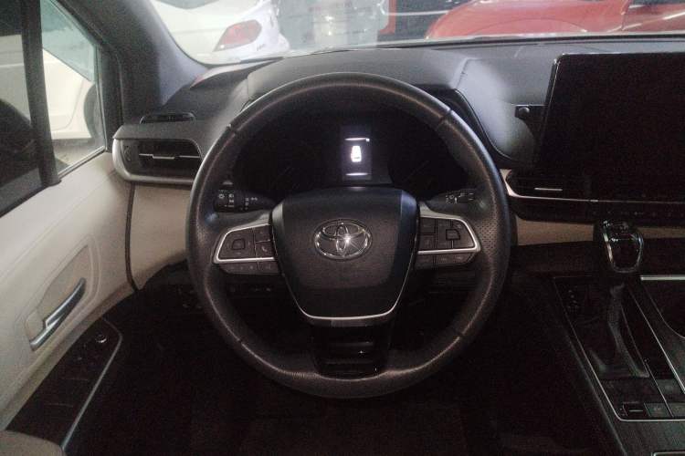 Used Toyota SIENNA 2023 2.5L Hybrid Deluxe Edition Steering Wheel