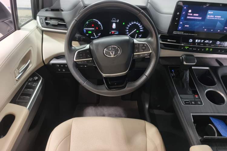 Used Toyota SIENNA 2023 2.5L Hybrid Deluxe Edition Steering Wheel