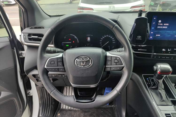 Used Toyota SIENNA 2023 2.5L Hybrid Deluxe Edition Steering Wheel