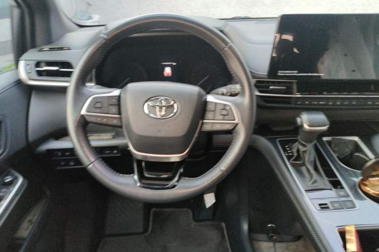 Used Toyota SIENNA 2023 2.5L Hybrid Deluxe Edition Steering Wheel