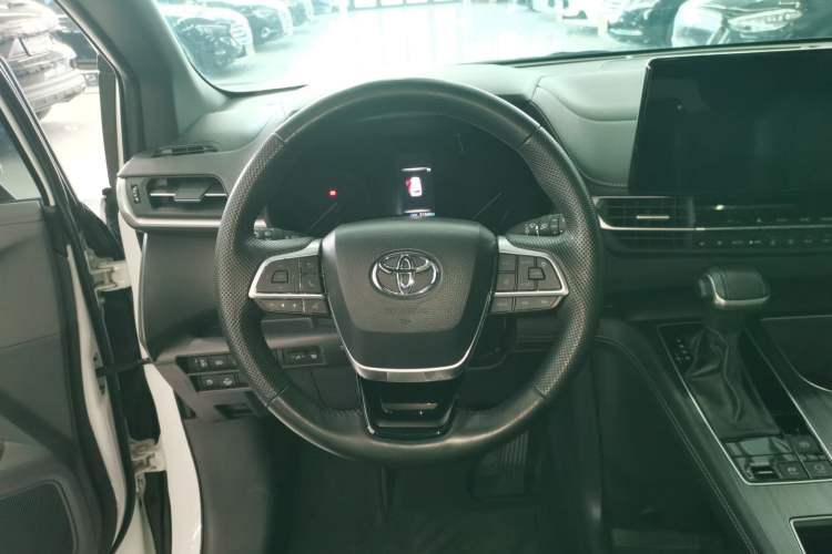 Used Toyota SIENNA 2023 2.5L Hybrid Deluxe Edition Steering Wheel