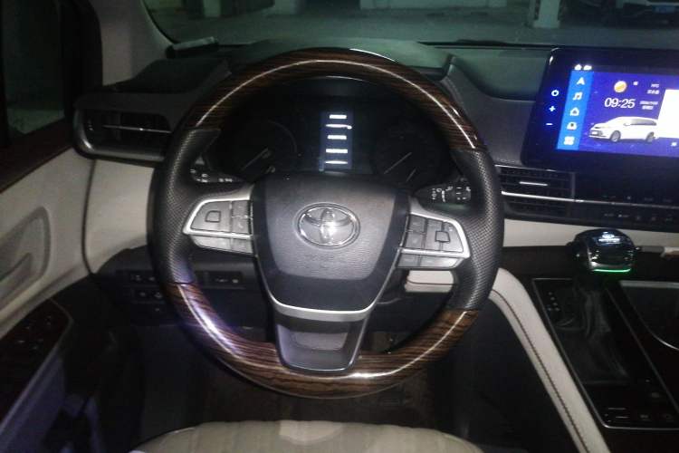 Used Toyota SIENNA 2023 2.5L Hybrid Comfort Edition Steering Wheel