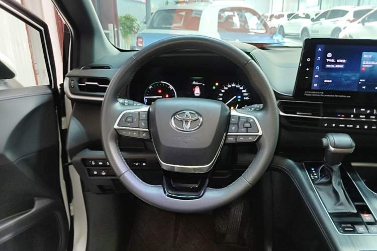 Used Toyota SIENNA 2023 2.5L Hybrid Deluxe Edition Steering Wheel