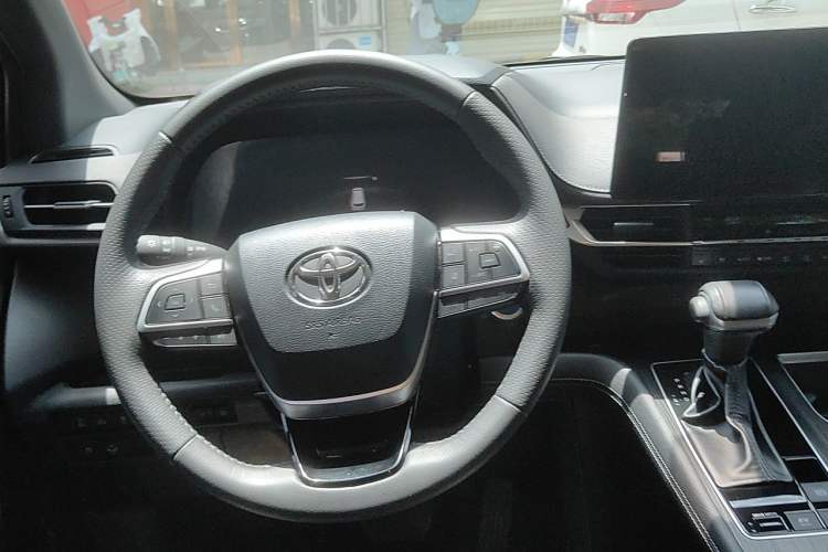 Used Toyota SIENNA 2023 2.5L Hybrid Deluxe Edition Steering Wheel