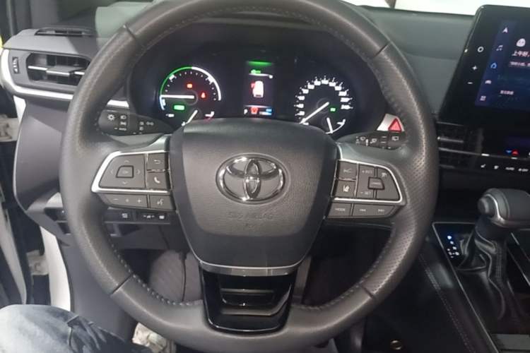 Used Toyota SIENNA 2023 2.5L Hybrid Deluxe Edition Steering Wheel