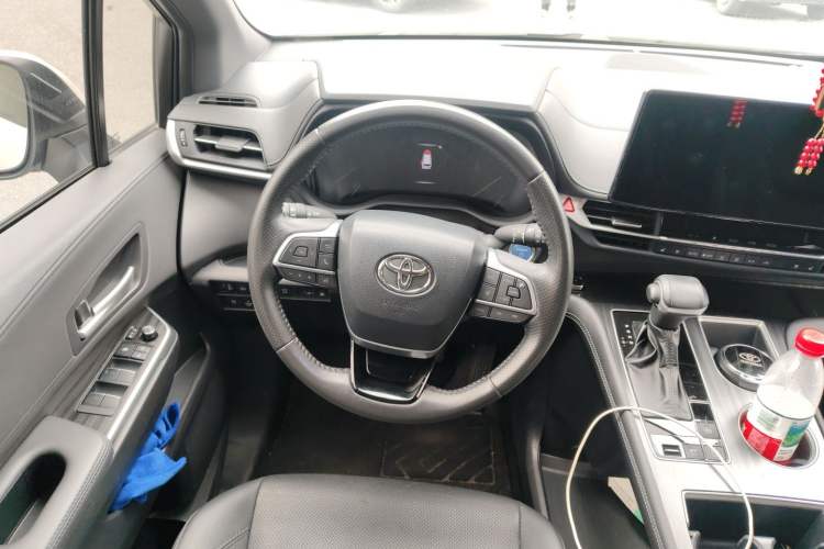 Used Toyota SIENNA 2023 2.5L Hybrid Deluxe Edition Steering Wheel