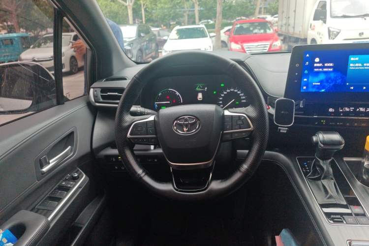 Used Toyota SIENNA 2023 2.5L Hybrid Deluxe Edition Steering Wheel