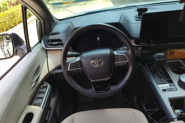 Used Toyota SIENNA 2023 2.5L Hybrid Deluxe Edition Steering Wheel