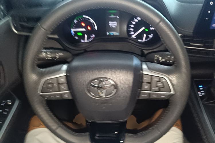 Used Toyota SIENNA 2023 2.5L Hybrid Deluxe Edition Steering Wheel