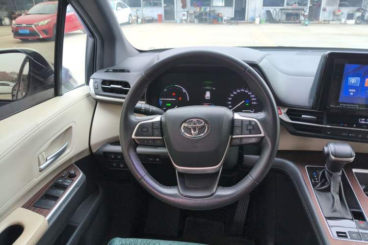Used Toyota SIENNA 2023 2.5L Hybrid Luxury Edition Steering Wheel