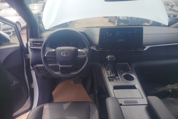 Used Toyota SIENNA 2023 2.5L Hybrid Deluxe Edition Steering Wheel