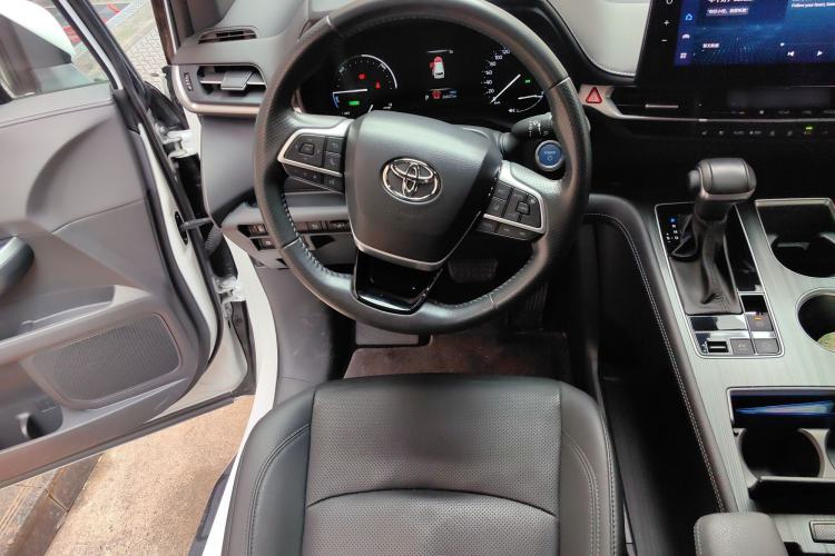 Used Toyota SIENNA 2023 2.5L Hybrid Deluxe Edition Steering Wheel