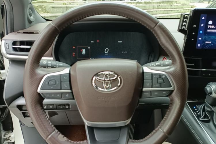 Used Toyota SIENNA 2023 2.5L Hybrid Platinum Edition Steering Wheel