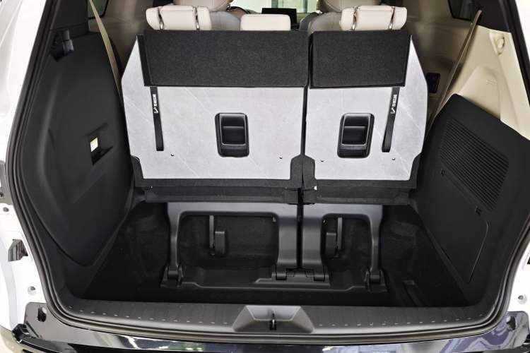 Used Toyota SIENNA 2023 2.5L Hybrid Platinum Edition Trunk