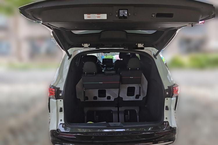 Used Toyota SIENNA 2023 2.5L Hybrid Deluxe Edition Trunk