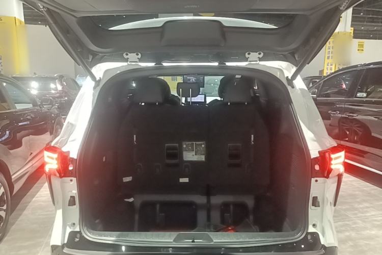 Used Toyota SIENNA 2023 2.5L Hybrid Platinum Edition Trunk