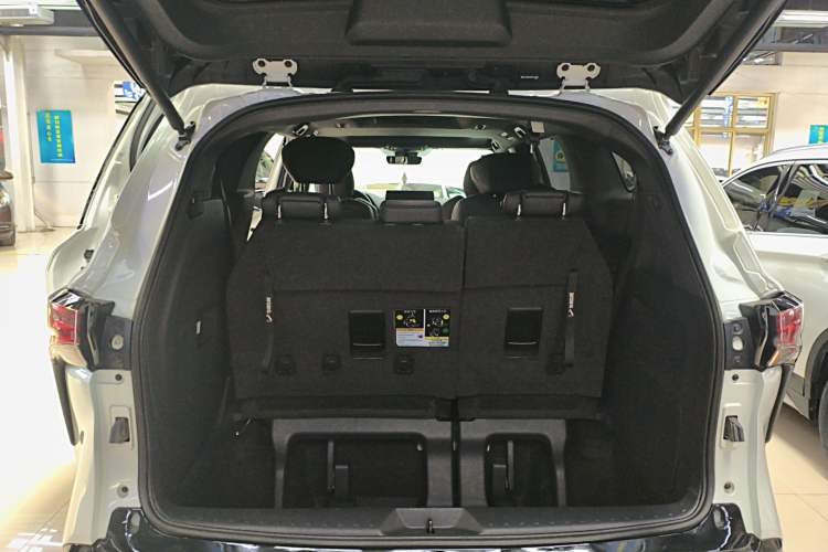 Used Toyota SIENNA 2023 2.5L Hybrid Deluxe Edition Trunk