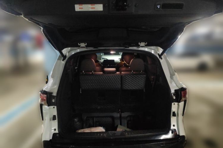 Used Toyota SIENNA 2023 Updated Version 2.5L Hybrid Platinum Edition Trunk