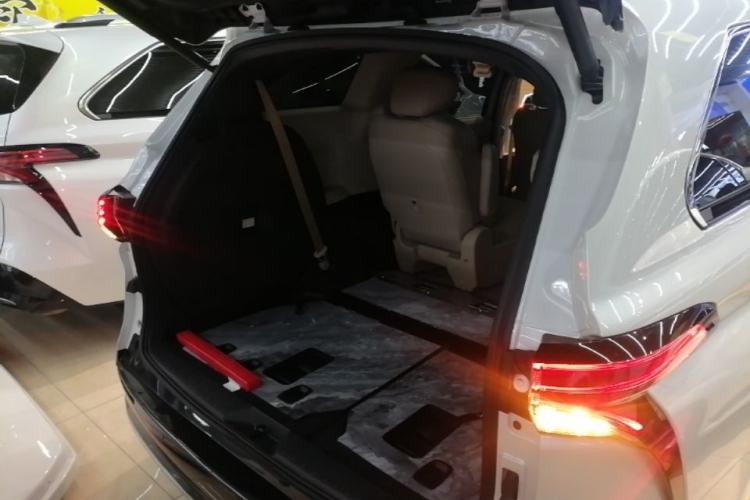 Used Toyota SIENNA 2023 2.5L Hybrid Deluxe Edition Trunk