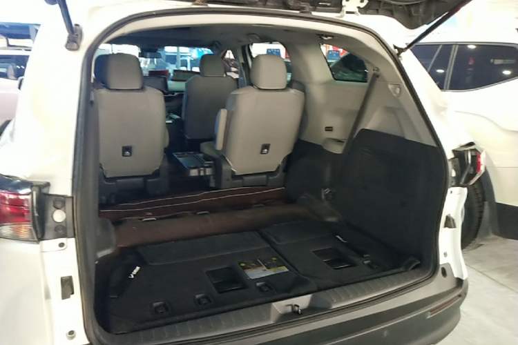 Used Toyota SIENNA 2023 2.5L Hybrid Comfort Edition Trunk