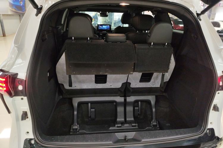 Used Toyota SIENNA 2023 2.5L Hybrid Deluxe Edition Trunk