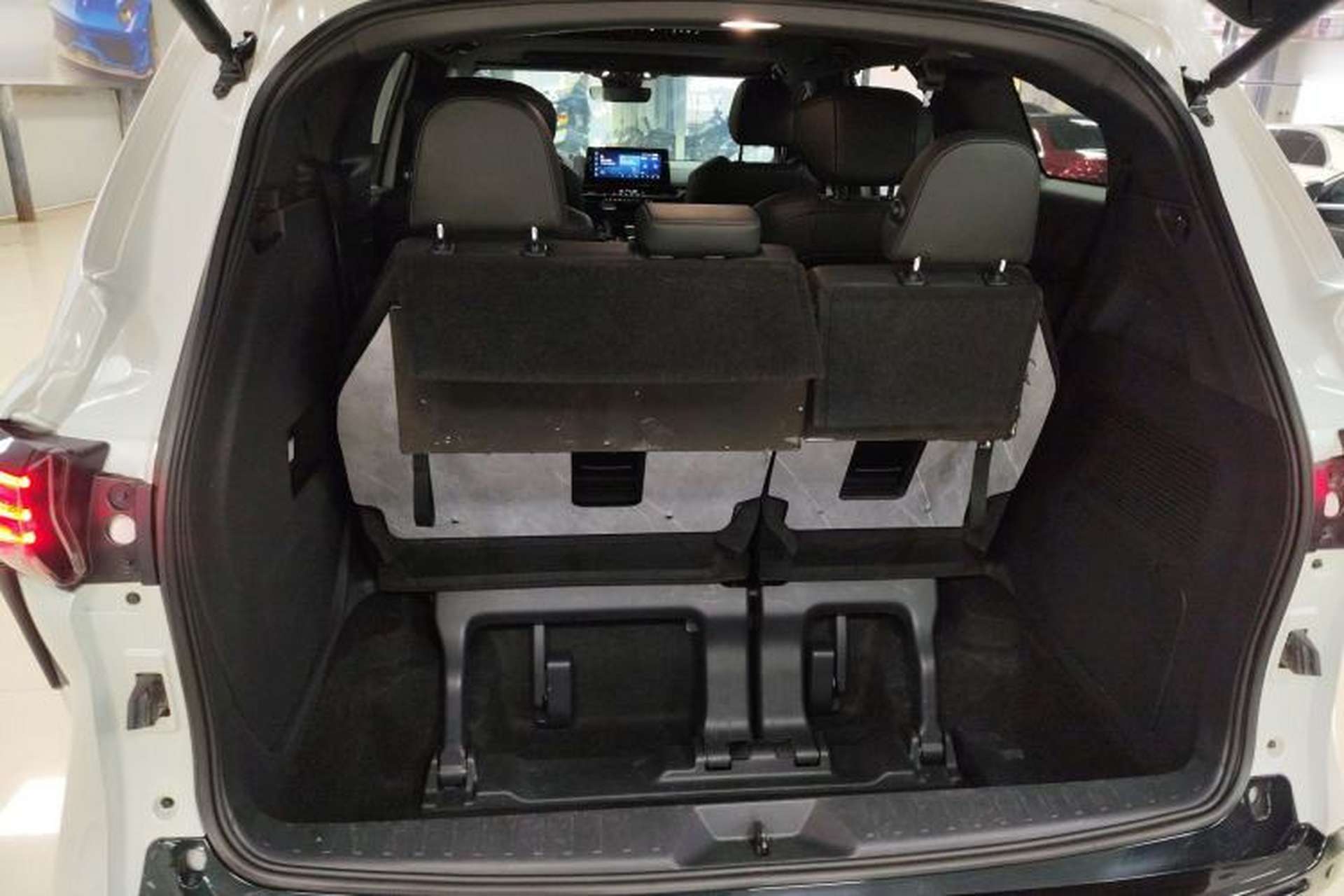 Used Toyota SIENNA 2023 2.5L Hybrid Deluxe Edition Trunk