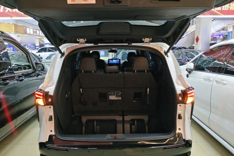 Used Toyota SIENNA 2023 2.5L Hybrid Deluxe Edition Trunk