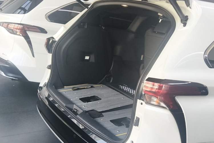 Used Toyota SIENNA 2023 2.5L Hybrid Deluxe Edition Trunk