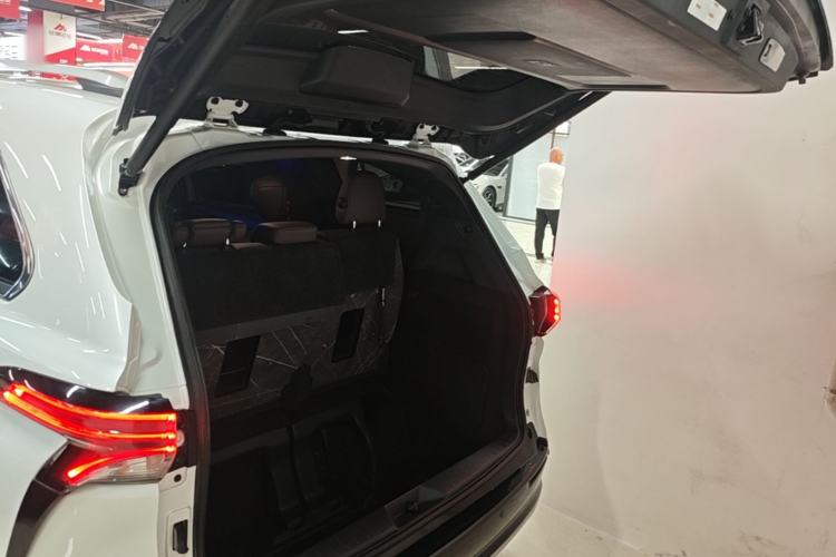 Used Toyota SIENNA 2023 2.5L Hybrid Platinum Edition Trunk