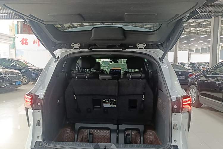 Used Toyota SIENNA 2023 2.5L Hybrid Deluxe Edition Trunk