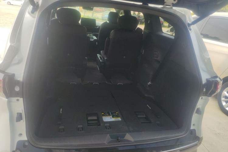 Used Toyota SIENNA 2023 2.5L Hybrid Platinum Edition Trunk