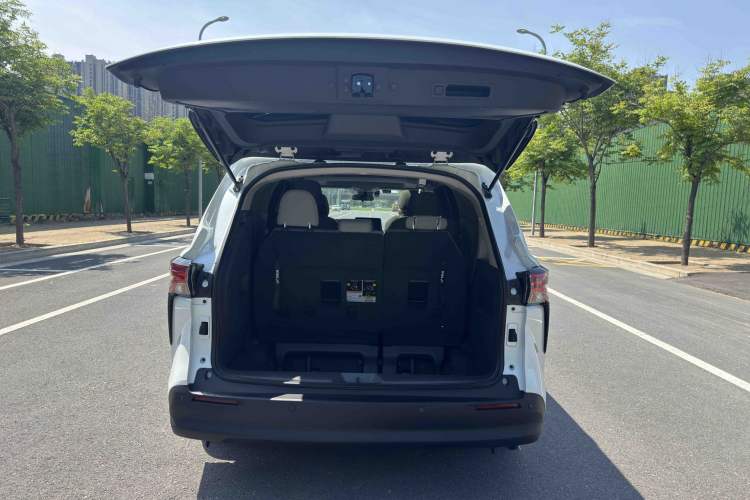 Used Toyota SIENNA 2023 2.5L Hybrid Comfort Edition Trunk