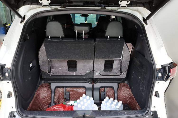 Used Toyota SIENNA 2023 2.5L Hybrid Deluxe Edition Trunk