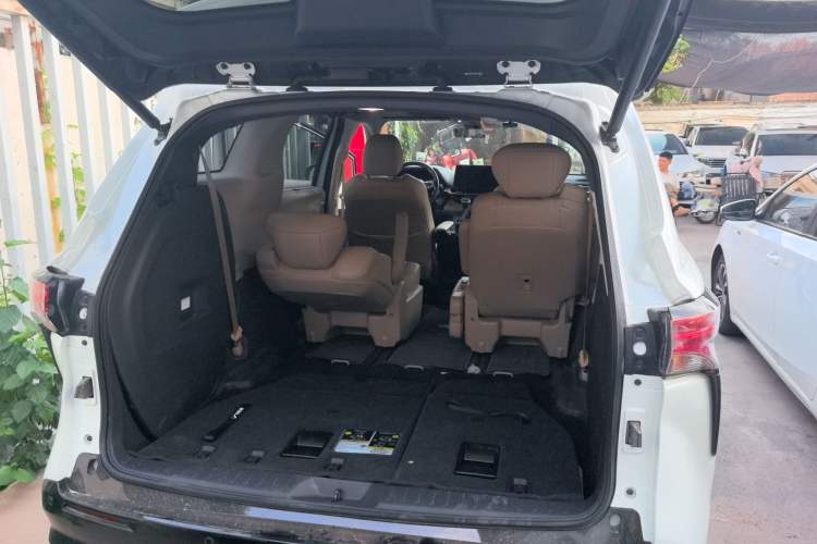 Used Toyota SIENNA 2023 2.5L Hybrid Deluxe Edition Trunk