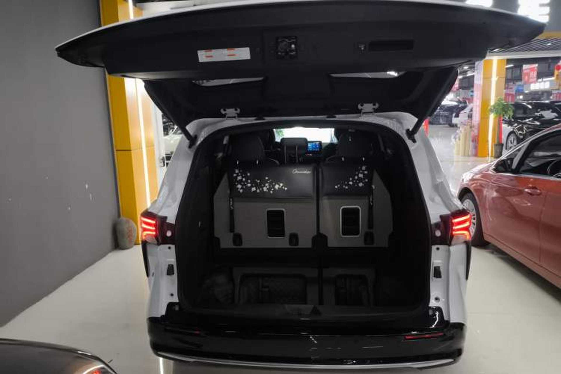 Used Toyota SIENNA 2023 2.5L Hybrid Deluxe Edition Trunk